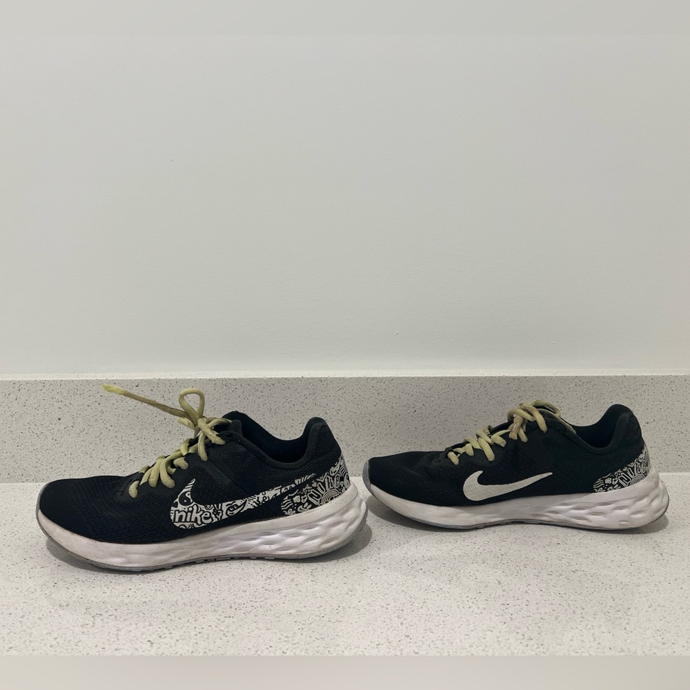 Nike Revolution 6 kids size 3.5Y/ DV3181-001